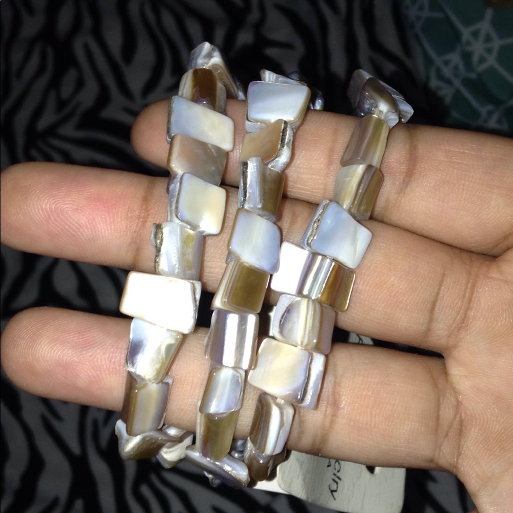 Stretchy Shell Bracelet Set - Picture 2 of 3